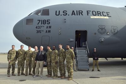 Vicepresidente Pence visita Afganistán y afirma que EU "seguirá hasta el final"