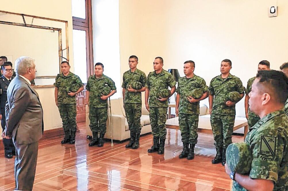 En presencia del secretario de la Defensa Nacional, el general Luis Cresencio Sandoval (izq.), el presidente Andrés Manuel López Obrador se reunió con el grupo de militares que fue desarmado y agredido en La Huacana, Michoacán. Foto: TOMADA DE TWITTER