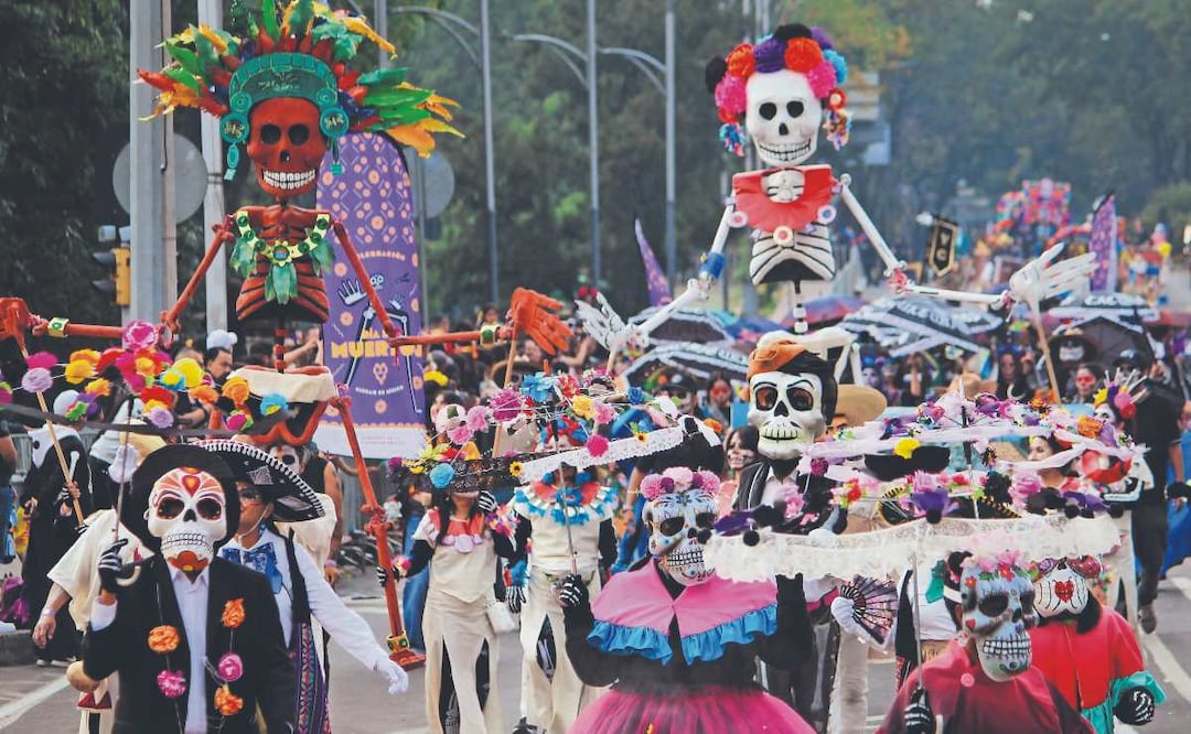 Desfile de Día de Muertos en CDMX: Catrinas, Ajolotes y Multitudinaria Celebración. Foto: Archivo