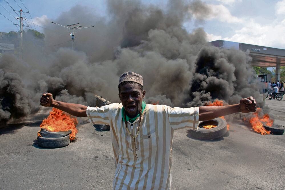 Un asistente a una manifestación, tras la dimisión del primer ministro haitiano Ariel Henry, en Puerto Príncipe. Foto: de Clarens Siffroy. AFP