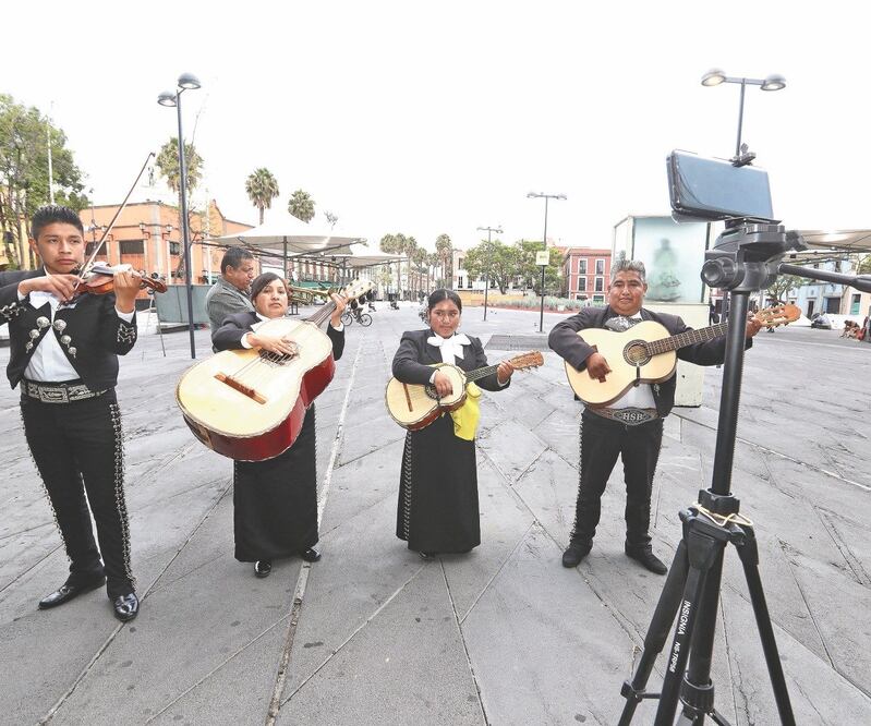 Para los mariachis de Garibaldi, el 10 de mayo es una de las tres fechas que les generan mayores ganancias durante el año, además del 15 de septiembre y el 12 de diciembre, así lo refiere Guadalupe Sánchez, quien toca el guitarrón. VALENTE ROSAS. EL UNIVE