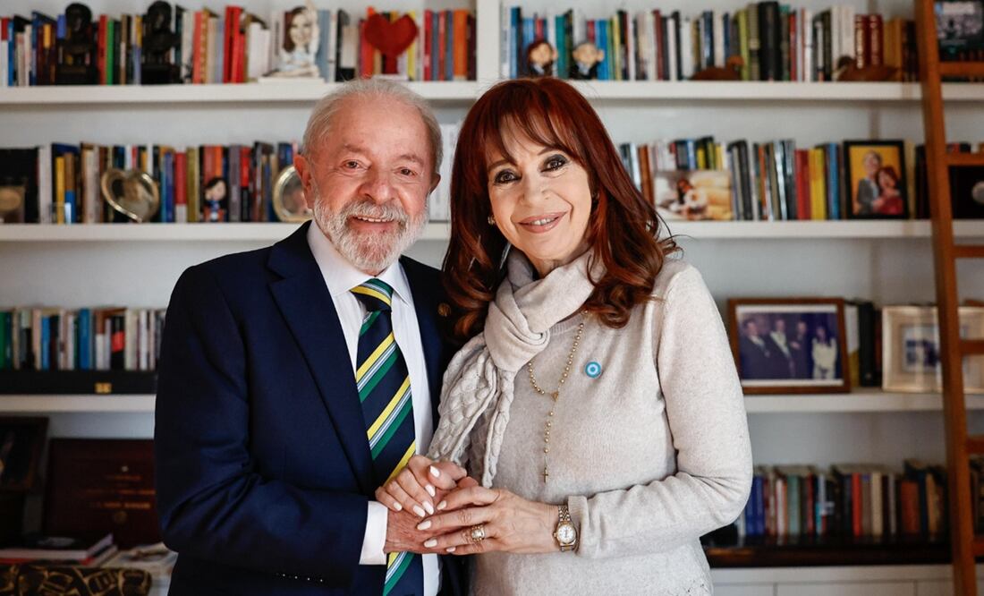El presidente de Brasil, Luiz Inácio Lula da Silva, visitó en su casa en Buenos Aires a la expresidenta argentina, Cristina Fernández de Kirchner, quien está en prisión domiciliaria por corrupción. Foto: Tomada de X / @LulaOficial