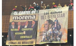Diputados priistas cuelgan mantas contra Morena en la Cámara de Diputados. Foto: especial