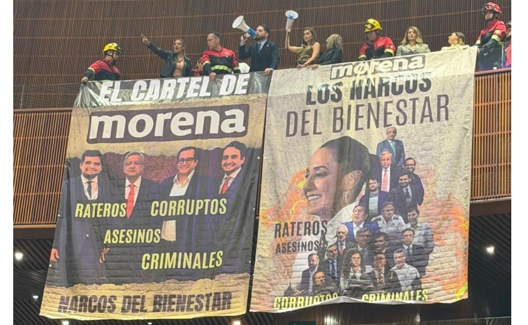Diputados priistas cuelgan mantas contra Morena en la Cámara de Diputados. Foto: especial