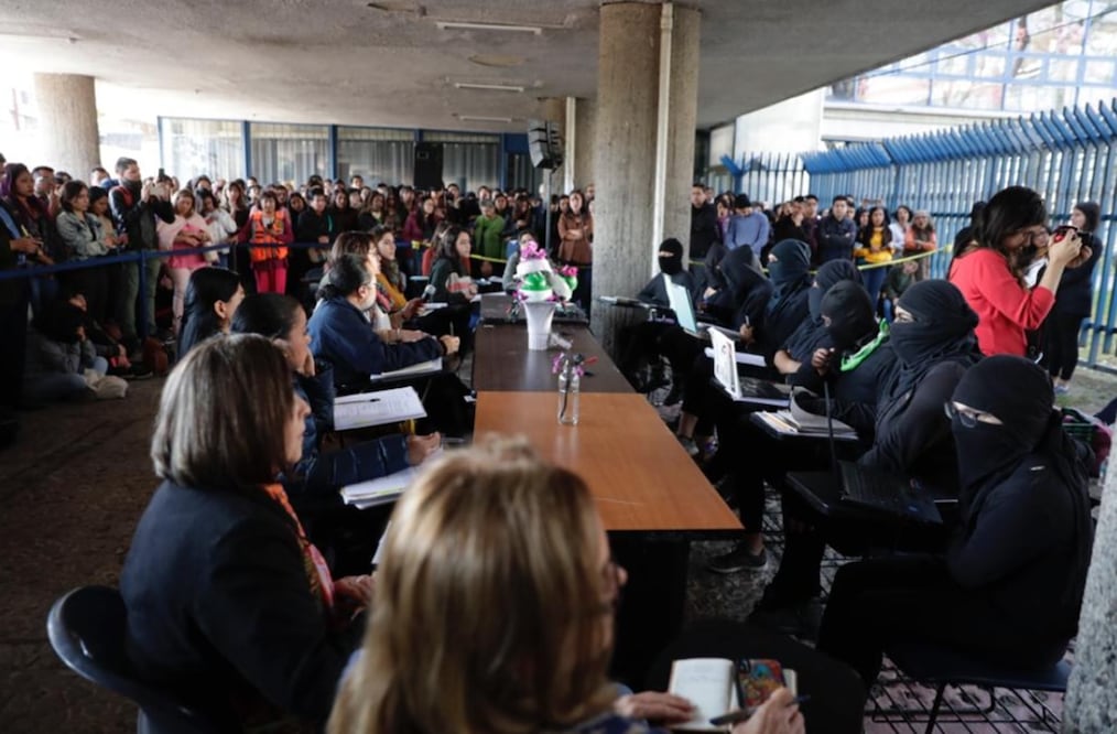 Diálogo entre autoridades universitarias y estudiantes de la Facultad de Filosofía y Letras. Foto: Iván Stephens