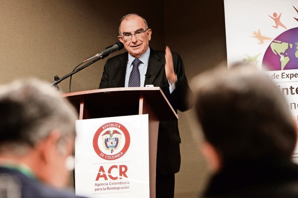 El jefe del gobierno colombiano en los diálogos de paz, Humberto de la Calle, ayer durante una conferencia de prensa en Bogotá (MAURICIO DUEÑAS CASTAÑEDA. EFE)