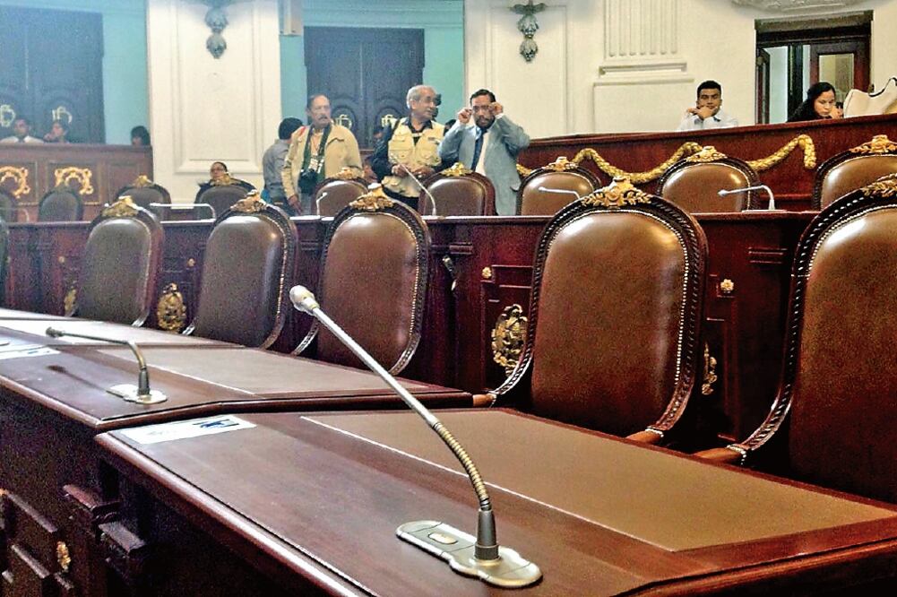 El diputado Darío Carrasco Aguilar acusó a los perredistas de boicotear la sesión porque no querían que se llamara a comparecer a la titular de la Autoridad del Espacio Público de la Ciudad de México, Dhyana Quintanar Solares (DIANA VILLAVICENCIO)