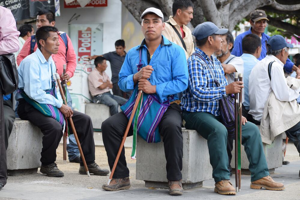 Autoridades comunitarias de Oxchuc estuvieron ayer en el parque central de Tuxtla, a las afueras de Palacio de Gobierno. (FOTO: ÓSCAR LEÓN. EL UNIVERSAL)