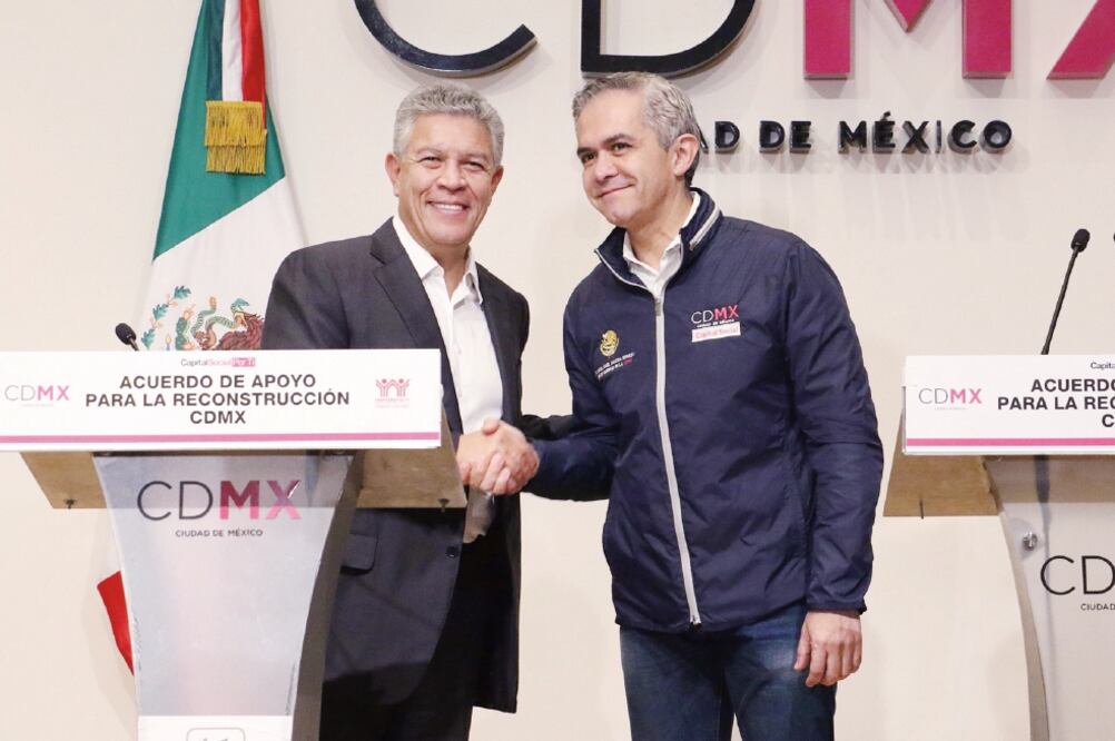 David Penchyna, titular del Infonavit, y Miguel Ángel Mancera dieron a conocer que suman esfuerzos para apoyar a trabajadores afectados por los sismos. (AGUSTÍN SLAINAS. EL UNIVERSAL)