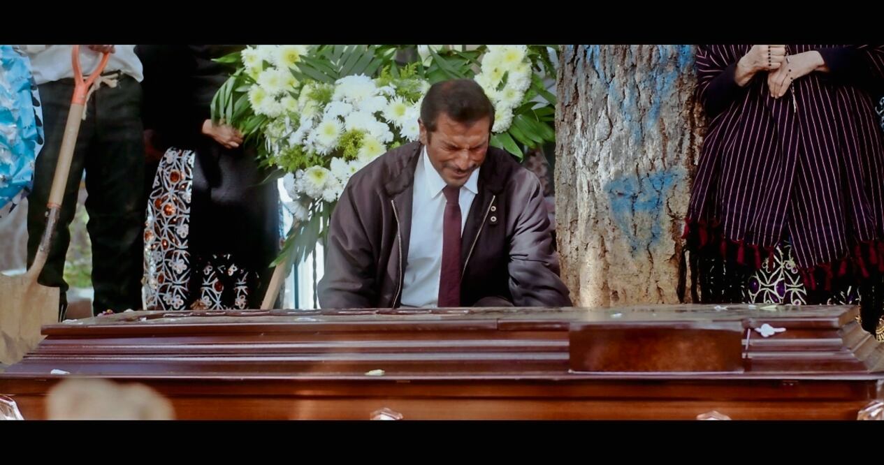 Un hombre coloca en el ataúd de su novia un costoso anillo. Foto: Especial