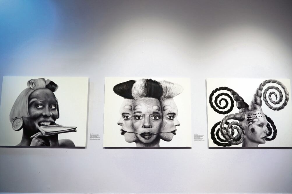 La exposición está conformada por 97 piezas; en la imagen, la obra Mujer Surma con Besote y Cara de Mujer (izquierda), de Orlan. (FOTO: ALEJANDRO ACOSTA. EL UNIVERSAL)