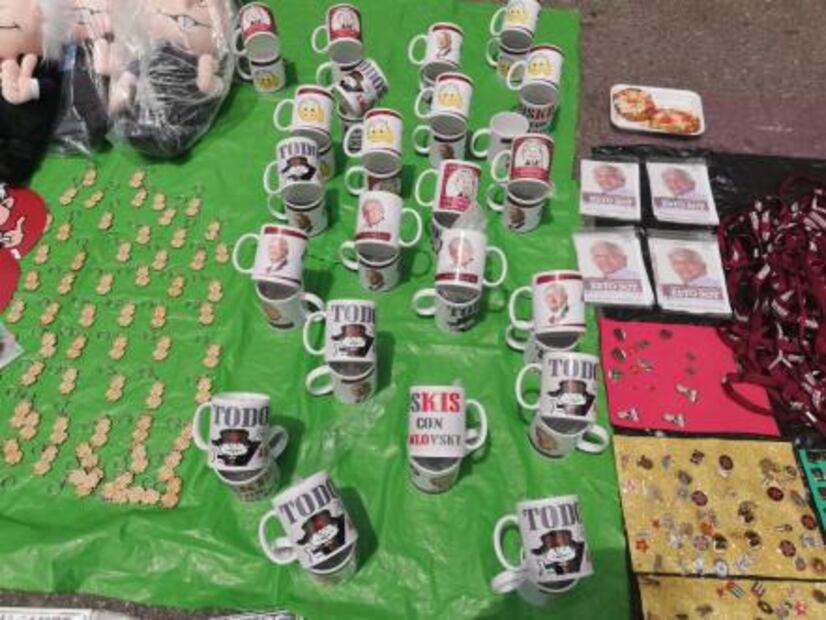 Venden "pejeluches" hasta en $250 en cierre de campaña de AMLO 