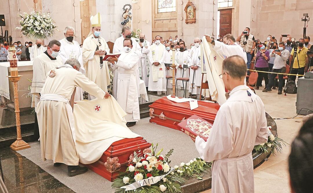 Al frente del atrio del templo del Sagrado Corazón de Jesús fueron colocados los dos féretros con los cuerpos de los sacerdotes jesuitas Joaquín Mora y Javier Campos. Foto: Cristian Torres/ EL UNIVERSAL