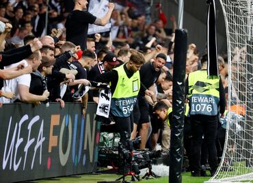 La afición del Frankfurt invade el campo luego de clasificar en la Europa League