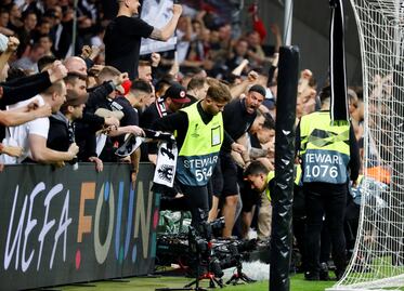 La afición del Frankfurt invade el campo luego de clasificar en la Europa League