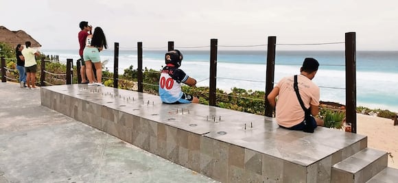 Cancunenses salen a pasear antes de la tormenta