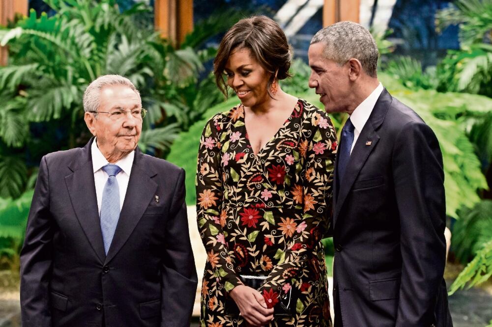Barack Obama y su esposa, Michelle, a su llegada a la cena que les ofreció el presidente Raúl Castro, en el Palacio de la Revolución (REBECCA BLACKWELL. AP)