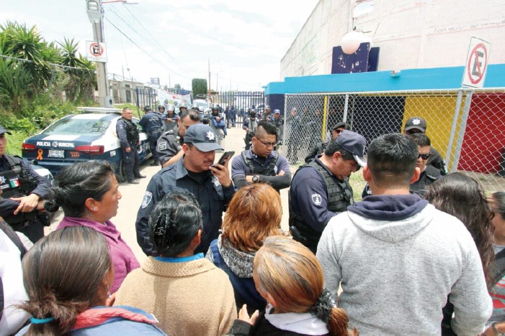 Familiares de agentes municipales acudieron al centro de la Policía Municipal, tras enterarse del desarme por parte del gobierno estatal y del Ejército (OMAR CONTRERAS. EL UNIVERSAL)