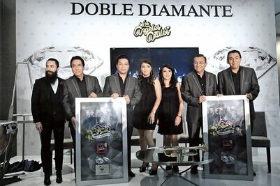 Entre los Ángeles Azules se roban el micrófono