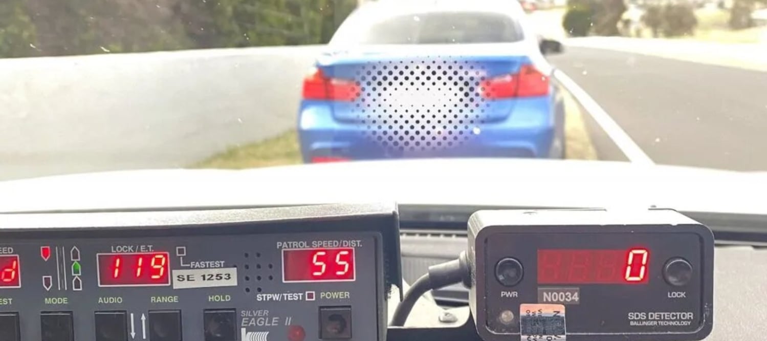 Conductor pensó que estaba en una pista de carreras y lo detienen por exceso de velocidad