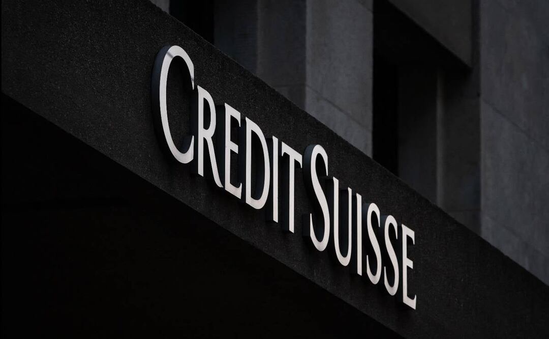 Un letrero del banco Credit Suisse se ve en un edificio de sucursal en Ginebra; sus acciones cayeron en picada el 15 de marzo. FOTO: AFP