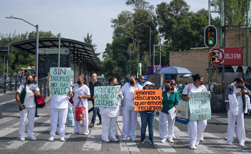 Enfermeros bloquean el paso de autos en la esquina de Av. Cuauhtémoc y Dr. Ignacio Morones Prieto, afuera del Centro Médico Siglo XXI (31/08/2026). Foto: Santiago Cadena/ EL UNIVERSAL