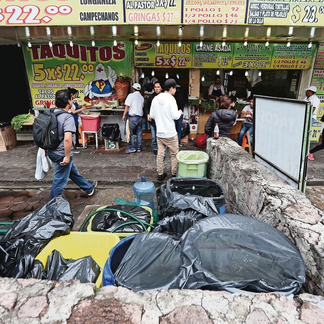 En la zona de Tlatelolco los habitantes refieren que no han utilizado el líquido que apartaron en tambos, al igual que no ha sido necesario utilizar el tinaco que autoridades colocaron en el sitio. (ARIEL OJEDA. EL UNIVERSAL)