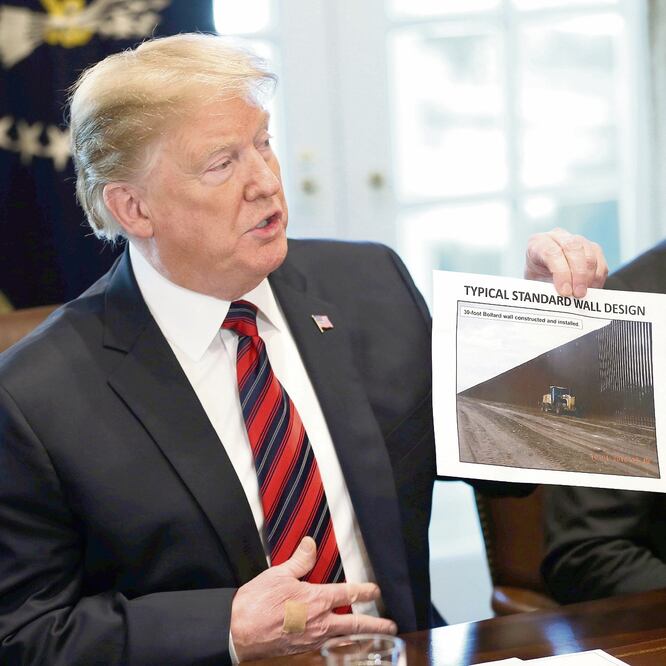 El presidente de EU, Donald Trump, mostró una foto del avance que hay en la construcción del muro fronterizo, el cual, dijo, es “antisaltos”. LEAH MILLIS. REUTERS