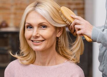 Cómo cubrir las canas al instante con un retocador de raíces en spray