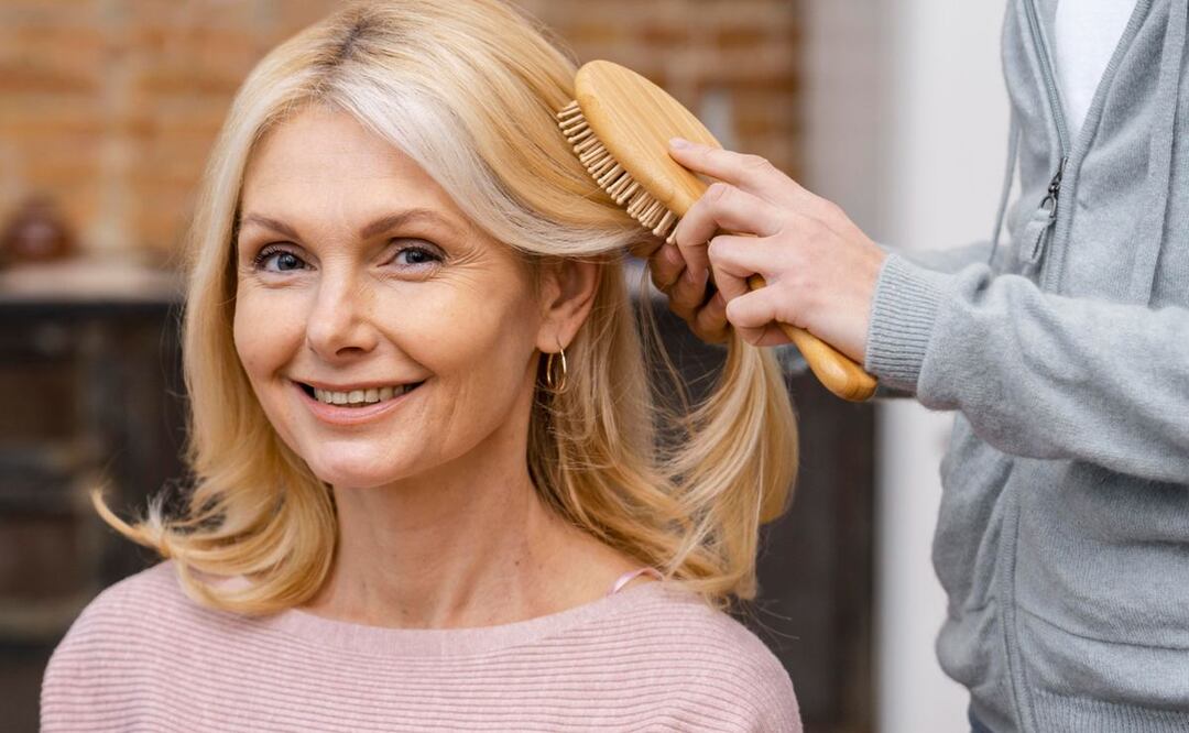 Los retocadores de raíces en spray son ideales para cubrir las canas de manera temporal. Foto: Freepik