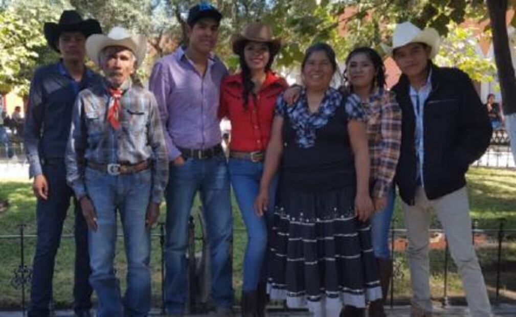 "Lo lograste, hija"; foto de padres de graduada conmueve en redes sociales