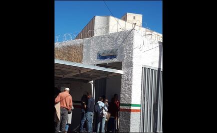 Gobierno de EU coloca alambre en aduana mexicana en Sonora