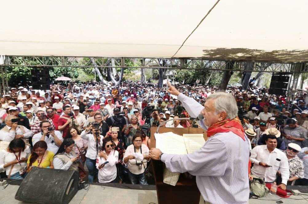El candidato de la coalición Juntos Haremos Historia, Andrés Manuel López Obrador, estuvo en la plaza principal de Guaymas, Sonora, desde donde defendió el uso de la avioneta placas XB-SHW, en la que se trasladó el lunes pasado. (VALENTE ROSAS. EL UNIVER)