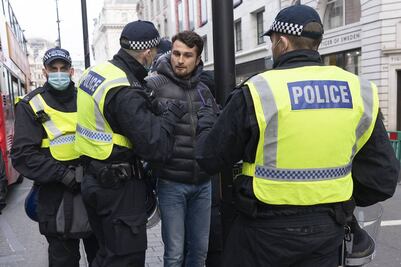 Arrestan en Londres a más de 150 personas contrarias al confinamiento