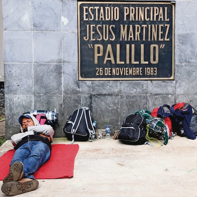 Migrantes centroamericanos recibieron refugio en el estadio Jesús Martínez “Palillo” de la Ciudad de México en su recorrido hacia Estados Unidos. Foto: VALENTE ROSAS. EL UNIVERSAL