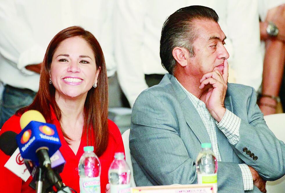 Los candidatos del PRI, Ivonne Álvarez, y el independiente Jaime Rodríguez, estuvieron presentes ayer durante la firma de varios compromisos con el Consejo Estatal para Personas con Discapacidad (JUAN BOITES / EL UNIVERSAL)