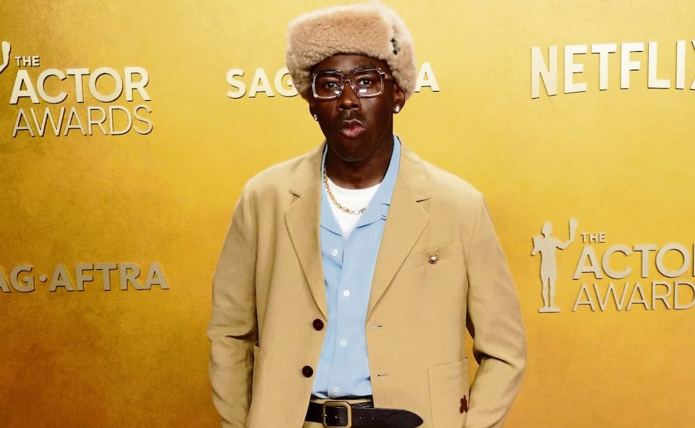 Tyler Okonma en estilo "preppy" con conjunto corto y gorro a tono. Foto: AP