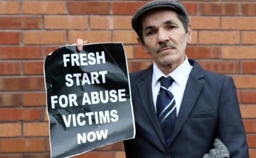 Uno de los adultos que afirman ser víctimas de abuso institucional en la iglesia católica irlandesa, Edward McCann, en Belfast. Foto: AFP