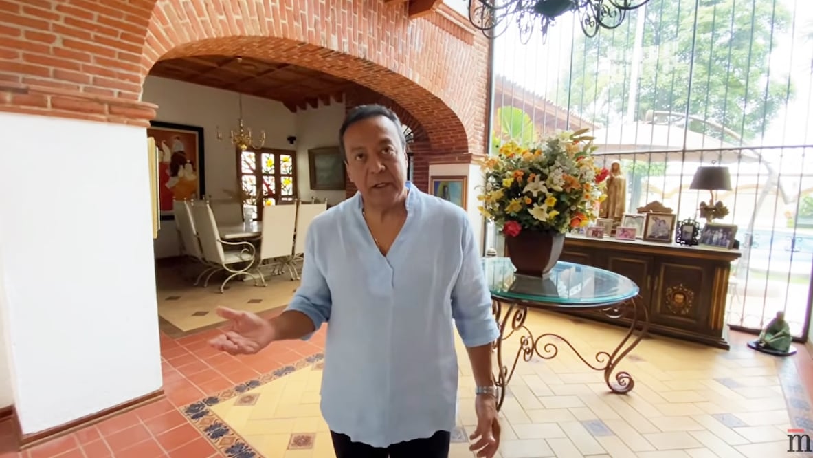 Carlos Cuevas muestra el interior de su casa en Cuernavaca.
Foto: YouTube, vía canal de Marco Antonio Silva Oficial