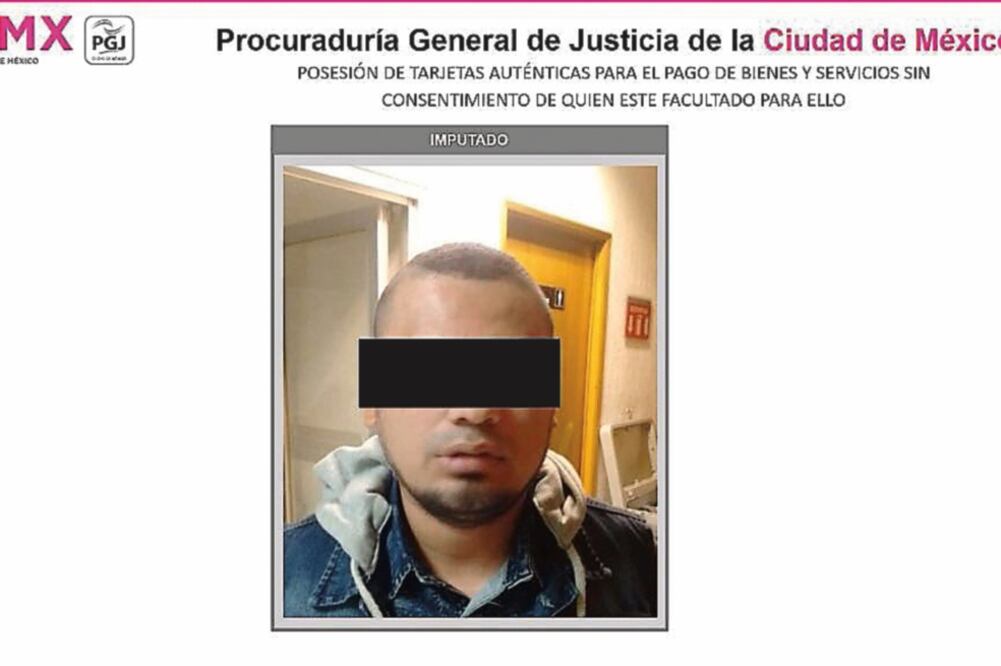 Reporte. Autoridades capitalinas revelaron que las tarjetas que portaba el detenido tenían reporte de robo. (ESPECIAL)