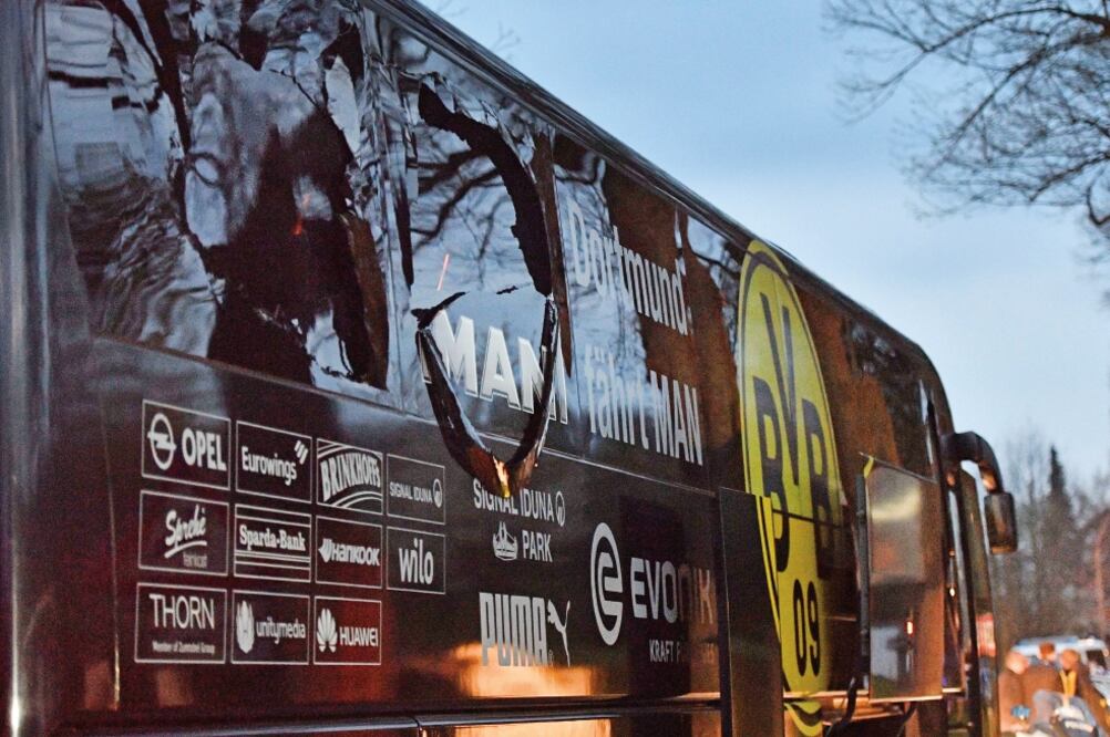 Imagen del autobús de Borussia Dortmund, con vidrios rotos, tras una explosión mientras se dirigía al estadio para un partido de la Champions League, en Dortmund, Alemania (MARTIN MEISSNER. AP)