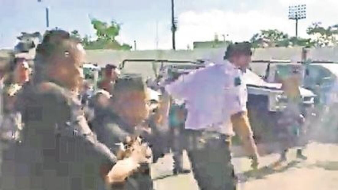 En Cancún, acusan a mando de nexo con delincuencia; lo expulsan a empujones