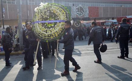 Muere bombero al intentar retirar lona de espectacular