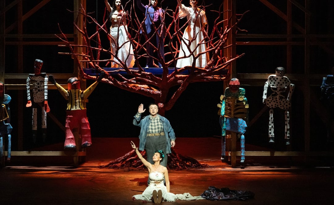 Imagen de la mezzosoprano Isabel Leonard como Frida Kalhoy al barítono Carlos Álvarez como Diego Rivera en un ensayo de "El último sueño de Frida y Diego". Foto: Marty Sohl/MetOpera via AP, archivo.