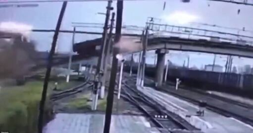 VIDEO: Colapsa un puente en Rusia y deja un muerto y 5 lesionados