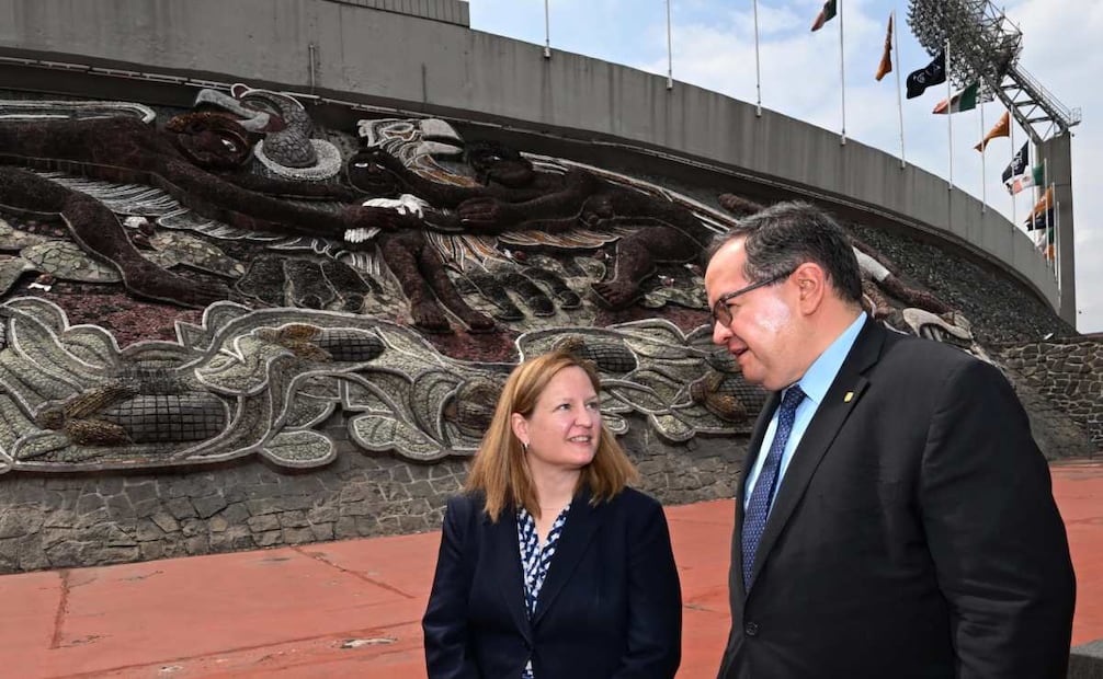 La ministra consejera de Diplomacia Pública en funciones, Susan Bridenstine, y el rector de la Universidad Nacional Autónoma de México (UNAM). Foto: UNAM