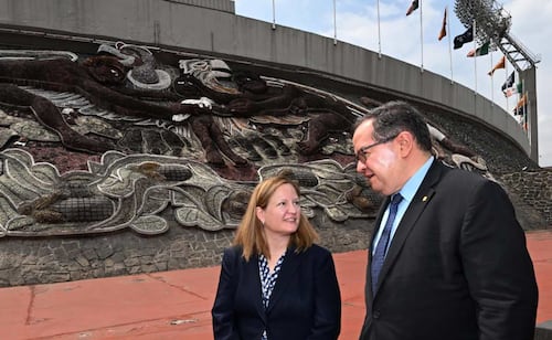 La ministra consejera de Diplomacia Pública en funciones, Susan Bridenstine, y el rector de la Universidad Nacional Autónoma de México (UNAM). Foto: UNAM