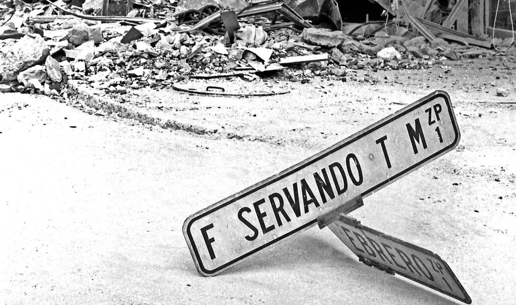 Derrumbe de edificio en la esquina de Fray Servando Teresa de Mier y 5 de Febrero, Centro Histórico del entonces Distrito Federal, a una cuadra del metro Pino Suárez. Crédito: FRANCISCO MATA ROSAS