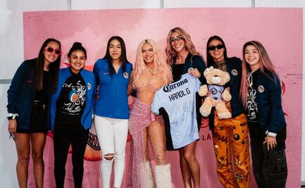Jugadoras de América conocen a Karol G previo al concierto en el estadio Azteca