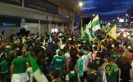 Aficionados del León festejan triunfo sin sana distancia